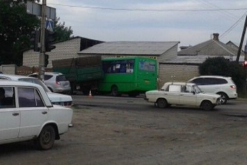 В Харькове столкнулись "маршрутка" и грузовик (ФОТО)