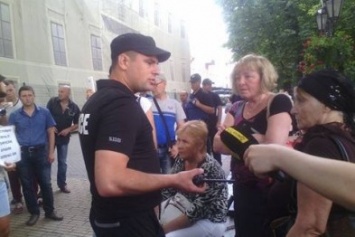 "Жара" в центре Одессы: Трухановские бабушки сцепились с активистами Майдана (ФОТО)