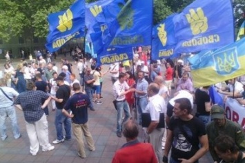 Перед Трухановым развернули массовый майдан: Людей сдерживают кордоны полиции (ФОТО)