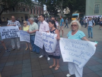 Накануне сессии Одесского горсовета возле здания мэрии собрались активисты с рядом требований
