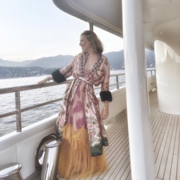 Ксения Собчак вновь эпатирует публику своим нарядом в Instagram