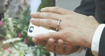 Пока смерть не разлучит нас: американец женился на своем iPhone [видео]