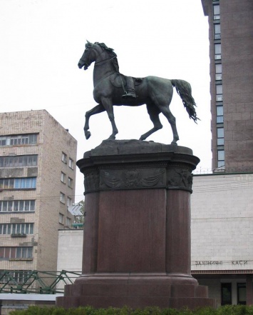 Киевский художник представил демонтированный памятник Щорсу - конь и ноги от всадника