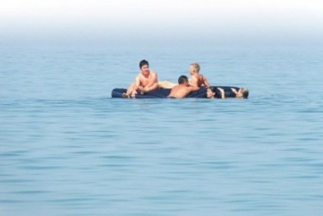 На запорожском курорте мужчину с ребенком унесло в открытое море