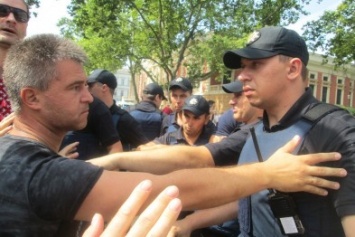 В Одессе на Думской площади активисты «сцепились» с полицией (ФОТО, ВИДЕО)
