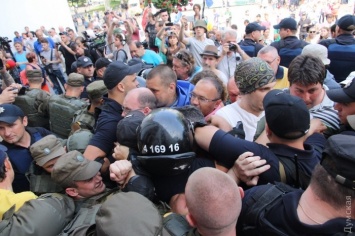 В Одессе противники Труханова попытались прорваться в горсовет. В ход пошел газ