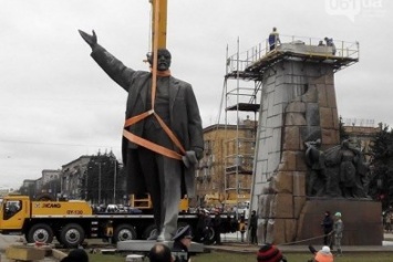 До конца июля запорожские депутаты решат, что ставить на место снесенного Ленина