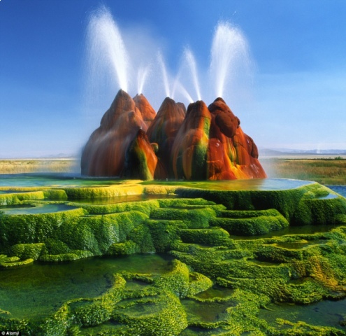 10 самых красивых гейзеров на планете, вызывающих восторг