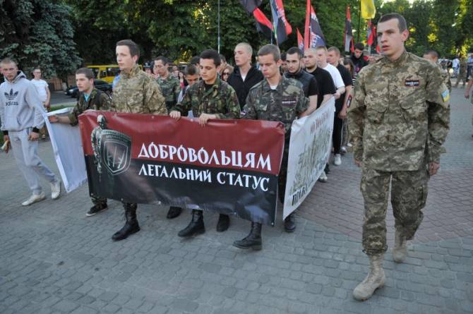"Правый сектор" организовал марш против действий Порошенко (ФОТО)
