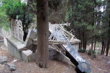 В Алупке на кладбище разрушили могилу московского профессора Боброва