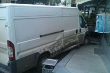 В Харькове микроавтобус протаранил супермаркет: есть пострадавший