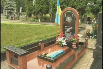 В Сумах задержали вандала, обокравшего могилу Героя Украины (ФОТО)
