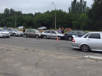 На запорожской Набережной столкнулись сразу четыре авто