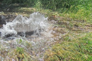 В Мариуполе вода по проспекту Мира бежала рекой, а из-под люка бил фонтан (Фотофакт)