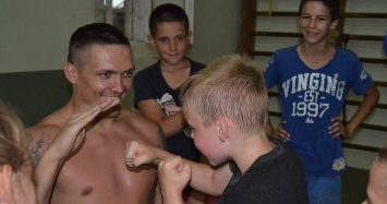 Боксер Усик встретился с юными спортсменами в оккупированном Крыму