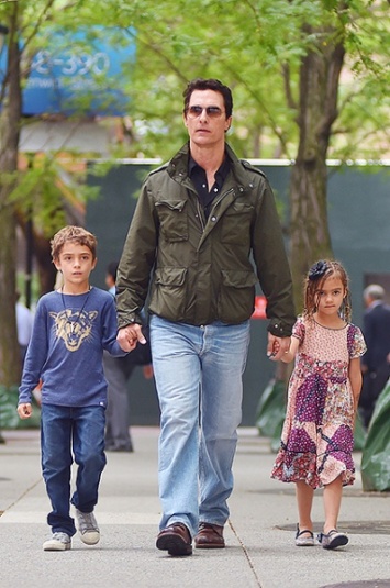 Мэттью МакКонахи на прогулке с сыном Леви и дочкой Видой