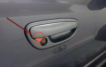 Если увидели монету на двери своего авто - действуйте немедленно!