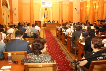 Мэр Одессы вручил сертификаты на квартиры двум участникам АТО