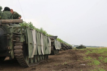 Опубликованы фото, как боевики «ДНР» учатся ездить на танках
