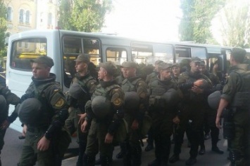 Памятник Щорсу охраняют несколько сотен полицейских (ФОТО)