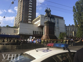 Активисты передумали сносить памятник Щорсу в Киеве - аэросъемка