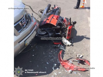 ДТП в Ровно: Nissan X-Trail не пропустил мотоцикл Honda - мотоциклист получил легкие травмы. ФОТО