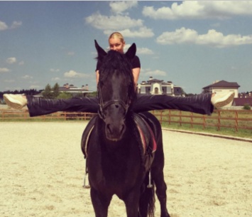 Анастасия Волочкова сделала шпагат на лошади