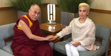 Леди Гага внесена в "черный список" Китая после встречи с Далай-ламой