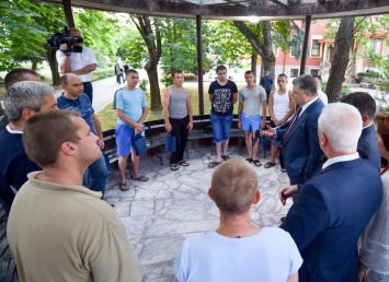 Порошенко в Болгарии посетил украинских военных, которые проходят реабилитацию