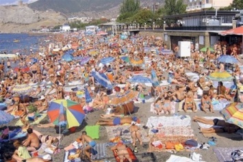 В оккупированном Крыму в разгар сезона решили очищать пляжи от гор мусора