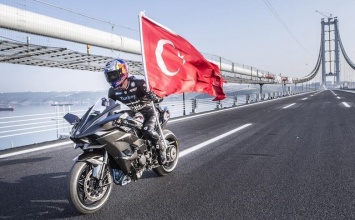Мотогонщик разогнался до 400 км/ч на новом мосту в Турции