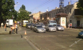 Из-за гениальности одесских дорожников возле «Привоза» образовался транспортный коллапс (фото)