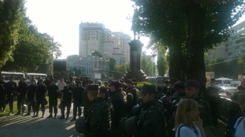 Националисты дали властям время самим снести памятник Щорсу