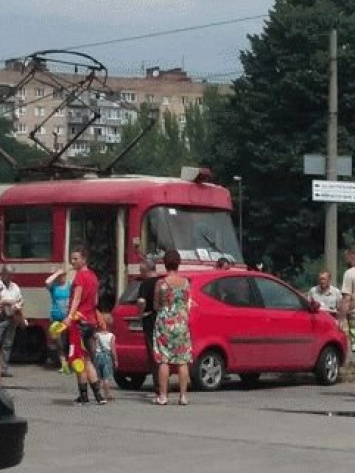 В центре Запорожья блондинка на красном авто парализовала движение трамваев
