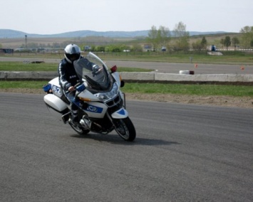 В Красноярске мотоциклист пытался скрыться от мотовзвода ДПС