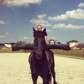 Анастасия Волочкова сделала свой фирменный шпагат на лошади