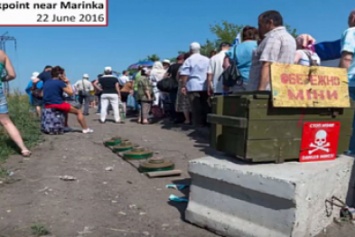 На блокпосту в Станице Луганской огромные очереди в сторону, подконтрольную законной власти Украины