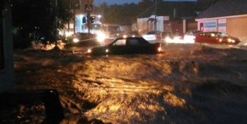 Наводнение в Ростове: затопленные улицы, оборванные провода, есть погибшая и раненые