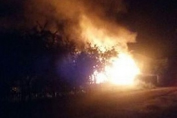 Ночью в Сумах горел гараж с автомобилем