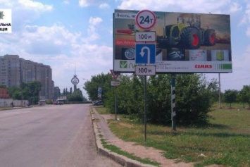 Рекламный щит перед Терновским кольцом в Николаеве создает аварийные ситуации