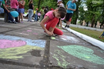 В Южном районе Каменского открыли обновленную детскую площадку