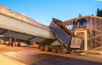 В московской области рухнул пешеходный мост