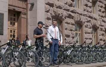 Кличко передал полиции 100 патрульных велосипедов