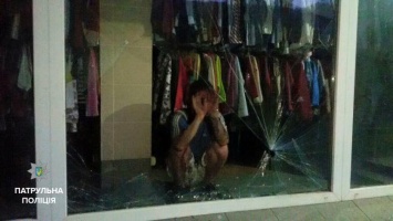 В Киеве мужчина прятался от полиции в витрине магазина, который пытался ограбить
