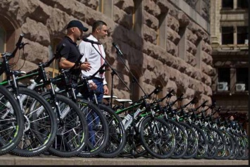 Кличко подарил киевской патрульной полиции 100 велосипедов от спонсоров - за 40 тысяч евро
