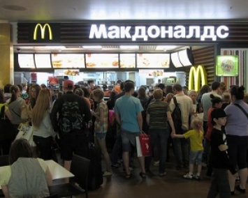 Россияне устроили жуткую давку на открытии McDonald’s в Барнауле (ВИДЕО)
