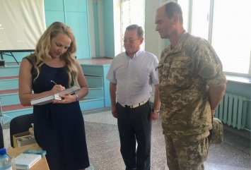Военным в зону АТО доставили книги украинских авторов