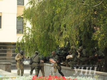 Около 400 спасателей и полицейских приняли участие в антитеррористических учениях в Ужгороде