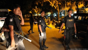 В Дакке полиция штурмует ресторан с заложниками