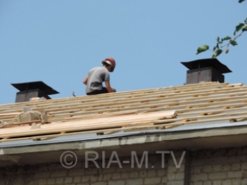 Дожди нипочем - у школы наконец ремонтируют крышу (фото)